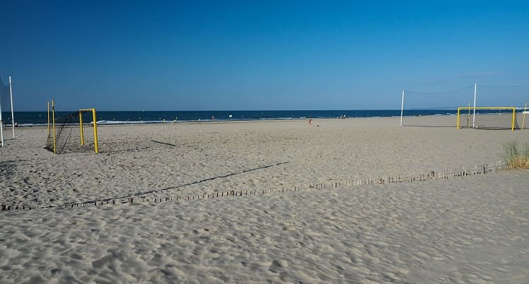 l'une des plus belles plages de la grande motte en 2024 avec un terrain de beach soccer
