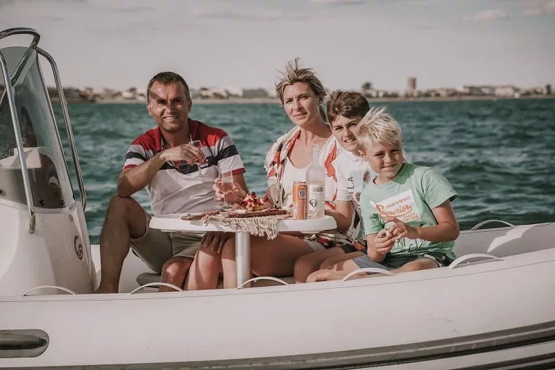 pique nique sur un bateau en famille pour passer une bonne journée en mer